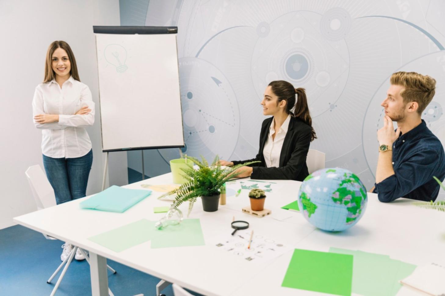 Profesores especializados en finanzas enseñando estrategias de inversión