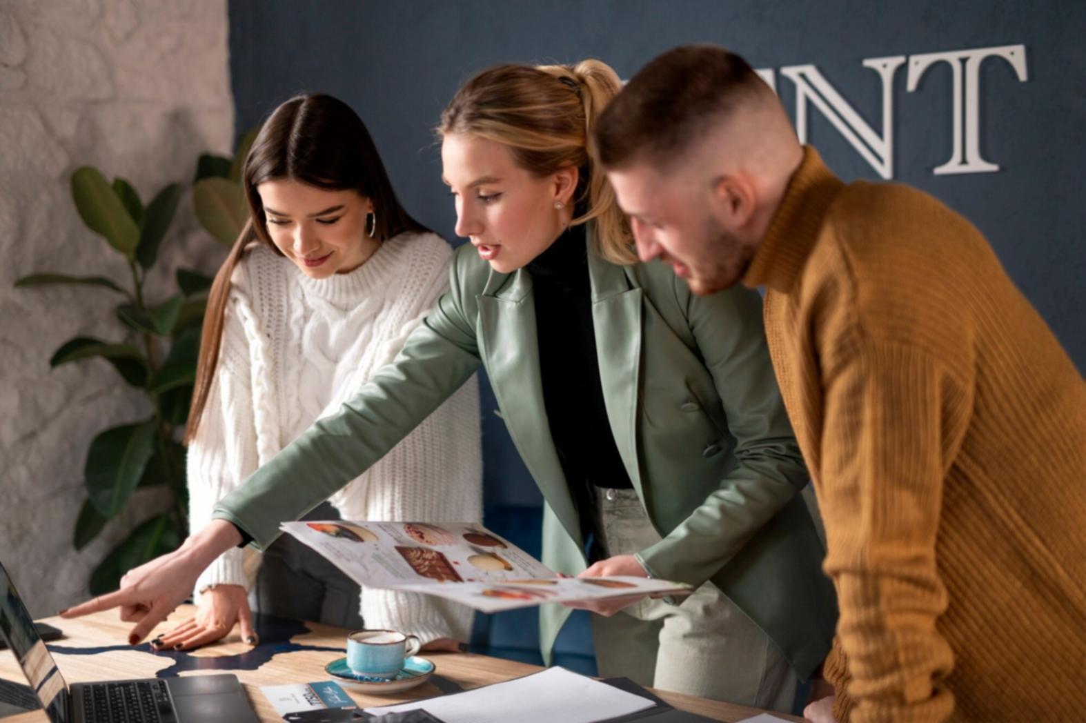 Equipo trabajando en análisis financiero colaborativo