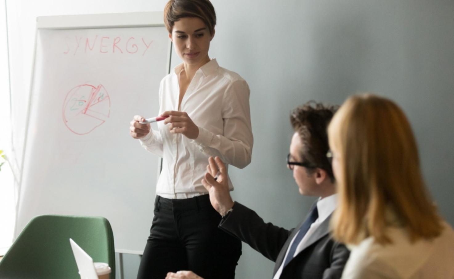 Estudiantes aprendiendo análisis financiero en aula moderna