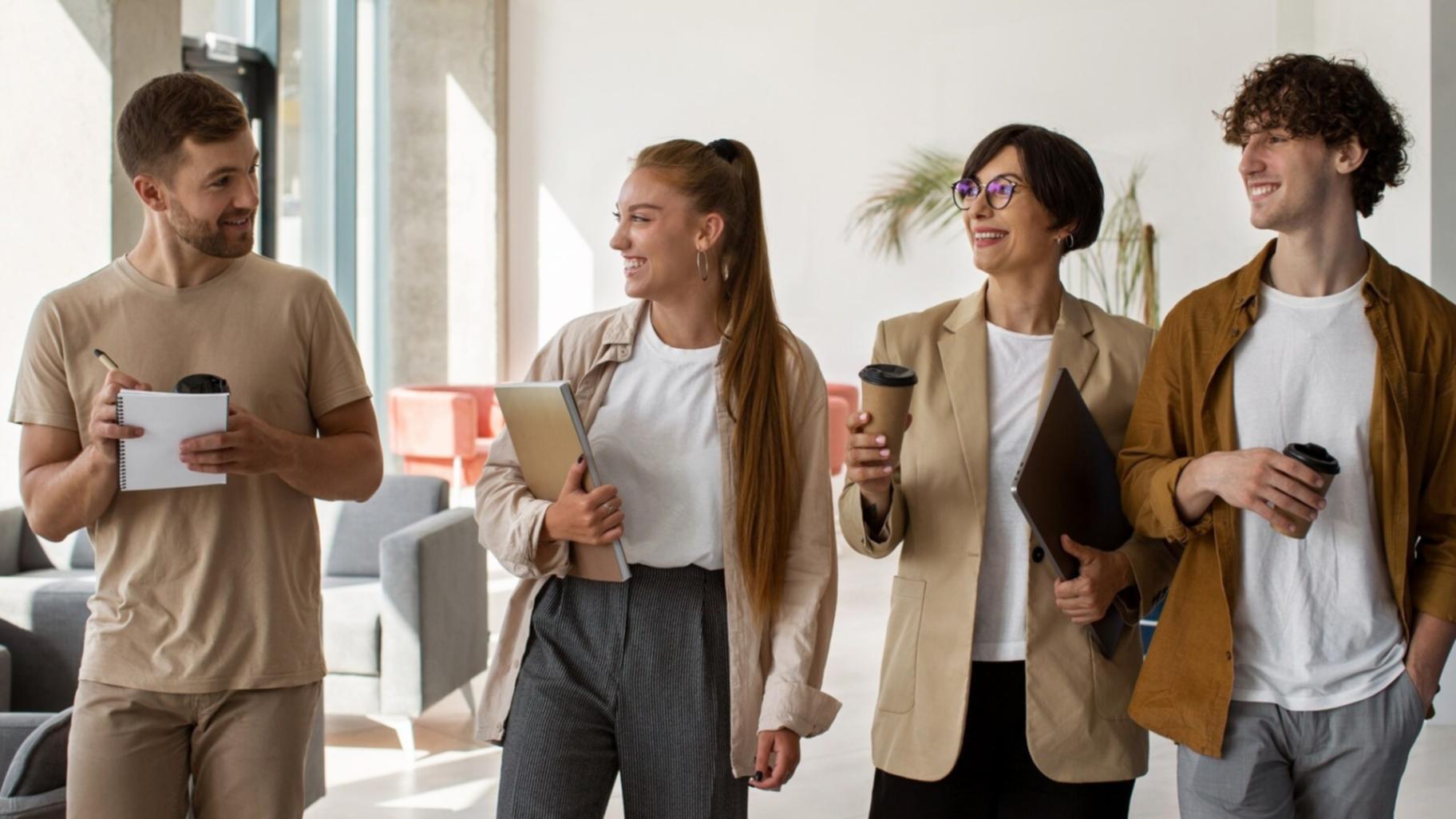 Estudiantes trabajando en análisis financiero con documentos y calculadora